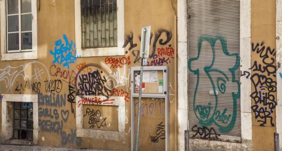 Eliminación de grafitis en fachadas y paredes